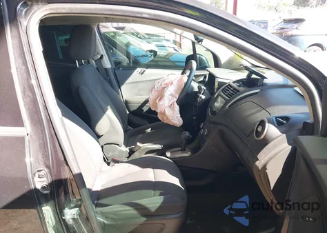 2016 Chevrolet Trax 1Ls z USA, uszkodzony, nr VIN KL7CJKSBXGB609645